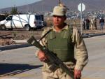 Un militar vigila cerca de la zona de Tijuana donde fueron halladas las cabezas de los 9 decapitados (EFE)