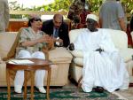 El presidente de Guinea Conakry (dcha), con el l&iacute;der libio, Muammar El Gadafi, en una imagen de archivo (EFE)