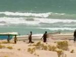 Un grupo de piratas somal&iacute;es prepara sus barcas antes de un abordaje en una playa de la localidad costera de Eyl. (REUTERS TV)