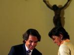 Jos&eacute; Mar&iacute;a Aznar conversa con la ex presidenta del PP del Pa&iacute;s Vasco Mar&iacute;a San Gil en la Universidad Cat&oacute;lica de Chile (EFE).