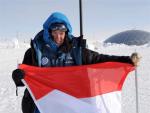 Alberto de M&oacute;naco se dispone a clavar la bandera de su pa&iacute;s en el Polo Sur (EFE).