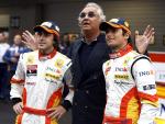 Fernando Alonso y Nelson Piquet posan con Flavio Briatore durante la presentaci&oacute;n.