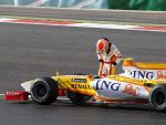 Nelsinho Piquet abandona su Renault R29 tras quedarse tirado en el circuito de Portimao.