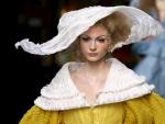 La modelo presenta una creaci&oacute;n de John Galliano para la casa Dior en la colecci&oacute;n primavera-verano de alta Costura 2009 en Par&iacute;a.