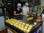 Varias mujeres trabajan elaborando roscones.