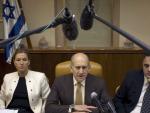 El primer ministro israel&iacute;, Ehud Olmert (centro) y la l&iacute;der del Kadima, Tzipi Livni (izda.) durante una rueda de prensa.