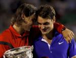 Rafa Nadal y Roger Federer se abrazan tras la final del Abierto de Australia.