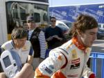 El piloto espa&ntilde;ol de Renault Fernando Alonso (d), durante los entrenamientos realizados en el circuito de Jerez. (EFE)