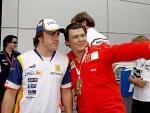 Un aficionado de Ferrari se fotograf&iacute;a con Fernando Alonso en el circuito de Sepang.