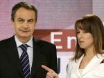 El presidente del Gobierno, Jos&eacute; Luis Rodr&iacute;guez Zapatero, acompa&ntilde;ado por la directora de informativos de Antena 3, Gloria Lomana. (EFE)