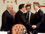 El presidente egipcio, Hosni Mubarak, saluda a Tony Blair, en presencia de Mahmud Ab&aacute;s, Sarkozy y Berlusconi. (EFE)