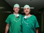 Los doctores Pere Barri (a la izquierda) y Antonio Pellicer (derecha) han dirigido la operaci&oacute;n en el Hospital Doctor Peset de Valencia.