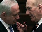 Benjamin Netanyahu escucha a Ehud Olmert en el Parlamento israel&iacute;.