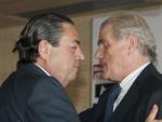El ex presidente del Real Madrid, Ram&oacute;n Calder&oacute;n (d), abraza a su sucesor en el cargo, Vicente Boluda Fos. (EFE)