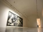 El 'Guernica' de Picasso, en su sala, vac&iacute;a durante la noche, del Museo Reina Sof&iacute;a.