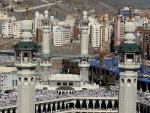 Decenas de miles de musulmanes rezan en el santuario de Kaaba en la Gran Mezquita de la Meca. EFE