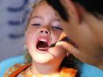 Revisión dental a una niña.