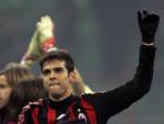 Kak&aacute; se despide de sus aficionados con la mano en el escudo del Milan. (REUTERS)
