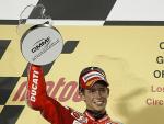 El australiano Casey Stoner (Ducati) le gan&oacute; el primer gran premio de MotoGP de 2009, el de Qatar, al italiano Valentino Rossi (Yamaha), en el inicio de una temporada que promete ser un duelo entre los dos &uacute;ltimos campeones del mundo de la categor&iacute;a reina.