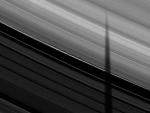 Unas sombras dentadas aparecen en esta imagen de los anillos de Saturno tomada por la sonda Cassini.