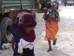 Varios somal&iacute;es corren para refugiarse de los disparos de las fuerzas de Etiop&iacute;a y Somalia en Mogadiscio.EFE/BADRI MEDIA