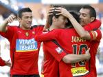 Jurado, del Mallorca, celebra la victoria junto a sus compa&ntilde;eros.
