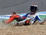 El piloto espa&ntilde;ol de moto GP, Jorge Lorenzo (Yamaha YZR M 1), en el momento en el que se cae de la moto en mitad de la curva de Angel Nieto en el Gran Premio de Espa&ntilde;a.
