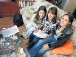 Mar&iacute;a Luisa y sus dos hijas, en el sal&oacute;n de su casa de Vallecas (Madrid).