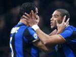 Adriano y Dejan Stankovic, en un partido con el Inter de Mil&aacute;n.