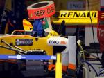 El monoplaza del piloto espa&ntilde;ol Fernando Alonso (Renault), en el garaje de la escuder&iacute;a en el Circuito Internacional de Shanghai.