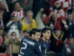 Ag&uuml;ero y Seitaridis celebran el gol del argentino. (EFE)