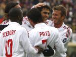 Kak&aacute; y Beckham, a la derecha, celebran un gol del Milan. (REUTERS)