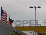 Dos banderas, una alemana y otra estadounidense, ondean en la fachada de la factor&iacute;a de Opel en Kaiserslautern.