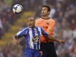 Gerard Piqu&eacute;, centrocampista del Barcelona, pugna un bal&oacute;n de cabeza con Manuel Pablo, defensa del Deportivo.