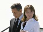 El presidente de Francia, Nicolas Sarkozy, y su esposa, Carla Bruni, descienden del avi&oacute;n en Barajas.