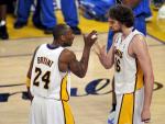 El jugador de los Lakers Kobe Bryant (i) celebra un punto con su compa&ntilde;ero Pau Gasol (d)