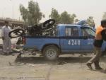 La Polic&iacute;a retira la motocicleta con la que se ha perpretado el atentado en una estaci&oacute;n de autobuses en Bagdad.