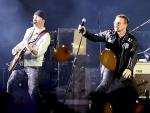 Bono, el l&iacute;der de U2, en el inicio del primero de sus dos conciertos en la Ciudad Condal.