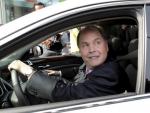 El presidente de General Motors, Fritz Henderson, conduce un Cadillac SRX tras la rueda de prensa en la sede de la compa&ntilde;&iacute;a, en Detroit.
