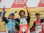 Marco Simoncelli (c) celebra en el podio su victoria junto a los espa&ntilde;oles &Aacute;lex Deb&oacute;n (izq) y &Aacute;lvaro Bautista.