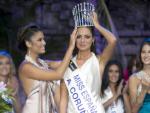 La corona de diamantes, sostenida por la nueva Miss Espa&ntilde;a, Est&iacute;baliz Pereira.