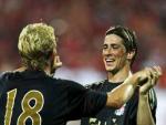Fernando Torres celebra su gol con el Liverpool con su compa&ntilde;eo Dirk Kuyt.