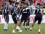 Los jugadores del Real Madrid Pepe, Cristiano Ronaldo y Kak&aacute; (de izq a dcha), durante su primer entrenamiento en Toronto.