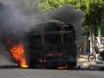 Un autob&uacute;s arde en las calles de Tegucigalpa (Honduras) tras las protestas por el golpe de Estado.