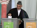 Hamid Karzai vota en un colegio de Kabul.