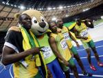 Los atletas jamaicanos (de izq. a dcha.) Usain Bolt, Michael Frater, Asafa Powell y Steve Mullings, tras ganar el oro en 4x100 relevos masculina.
