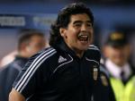 El seleccionador argentino Diego Armando Maradona da instrucciones a sus hombres.