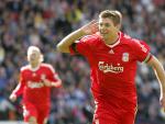 El capit&aacute;n del Liverpool, Steven Gerrard, celebra el tercer gol ante el Bolton.