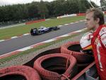 Luca Badoer (Ferrari) se retira de la carrera tras accidentarse durante la clasificaci&oacute;n del GP de B&eacute;lgica.