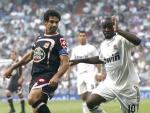 Lass Diarra y Juan Carlos Valer&oacute;n luchan por el bal&oacute;n durante el Real Madrid - Deportivo.
